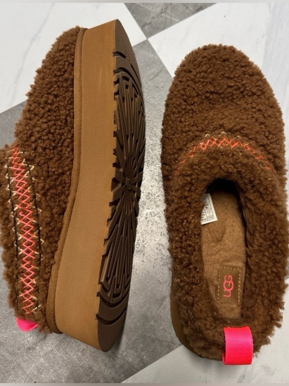 UGG Platform - Picture 2 of 5